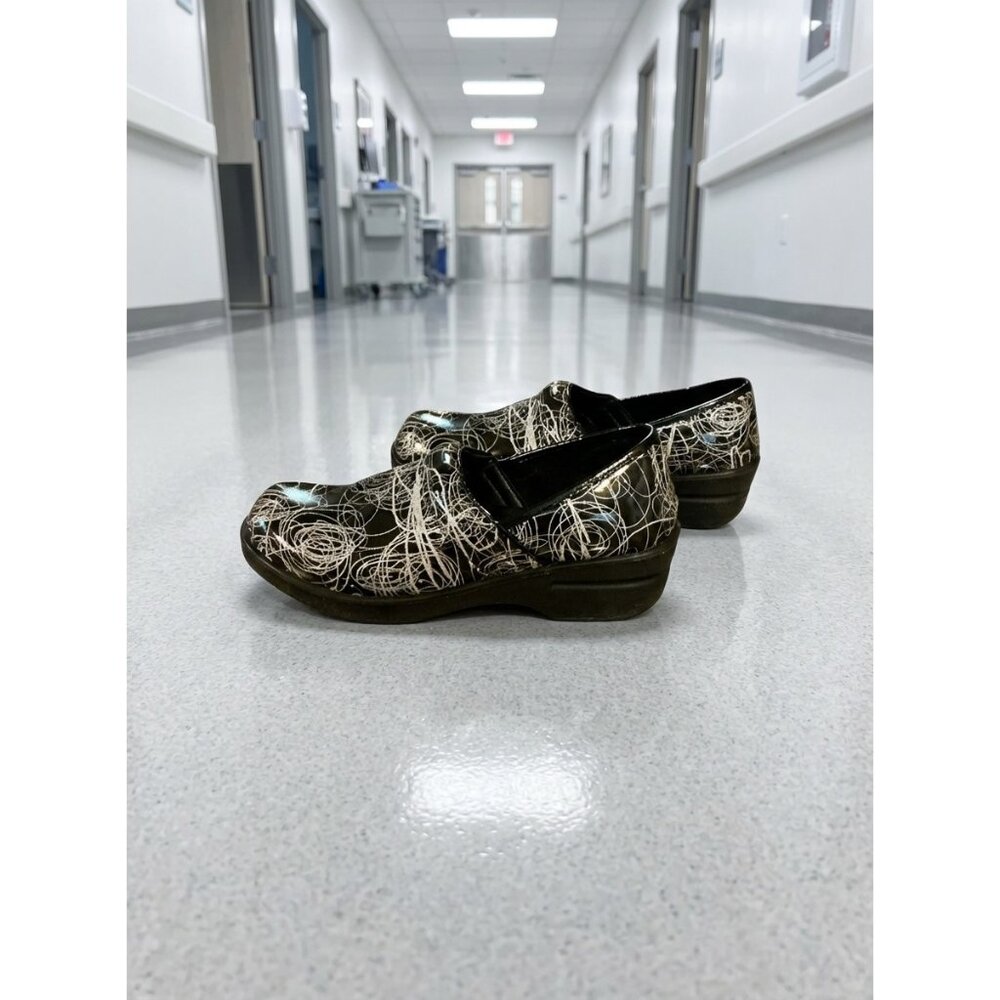 Savvy Black & White Slip-Resistant Nursing Clogs Size 7